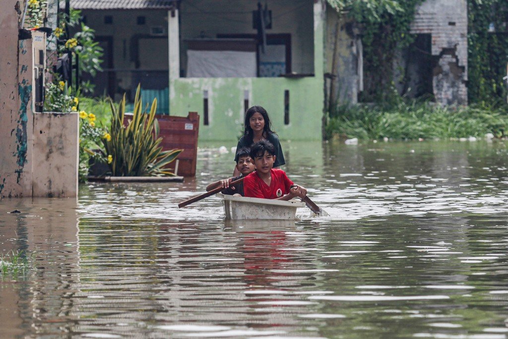 Banjir 2 Meter Melanda Desa Sukamekar Bekasi Ribuan Warga Terungsi