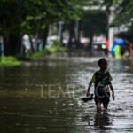 Banjir Melanda Jakarta 1809 Warga Terpaksa Mengungsi 78 RT dan
