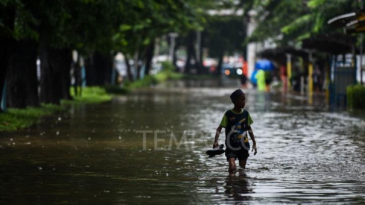 Banjir Melanda Jakarta 1809 Warga Terpaksa Mengungsi 78 RT dan