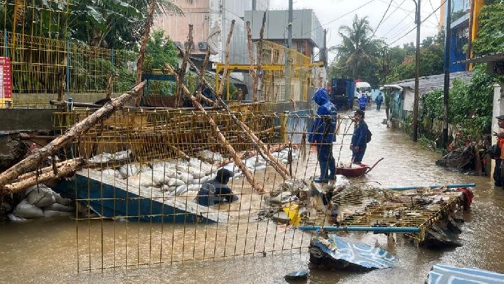 Banjir Petogogan Tanggul Kali Krukut Jebol 66 RT Tergenang Gubernur