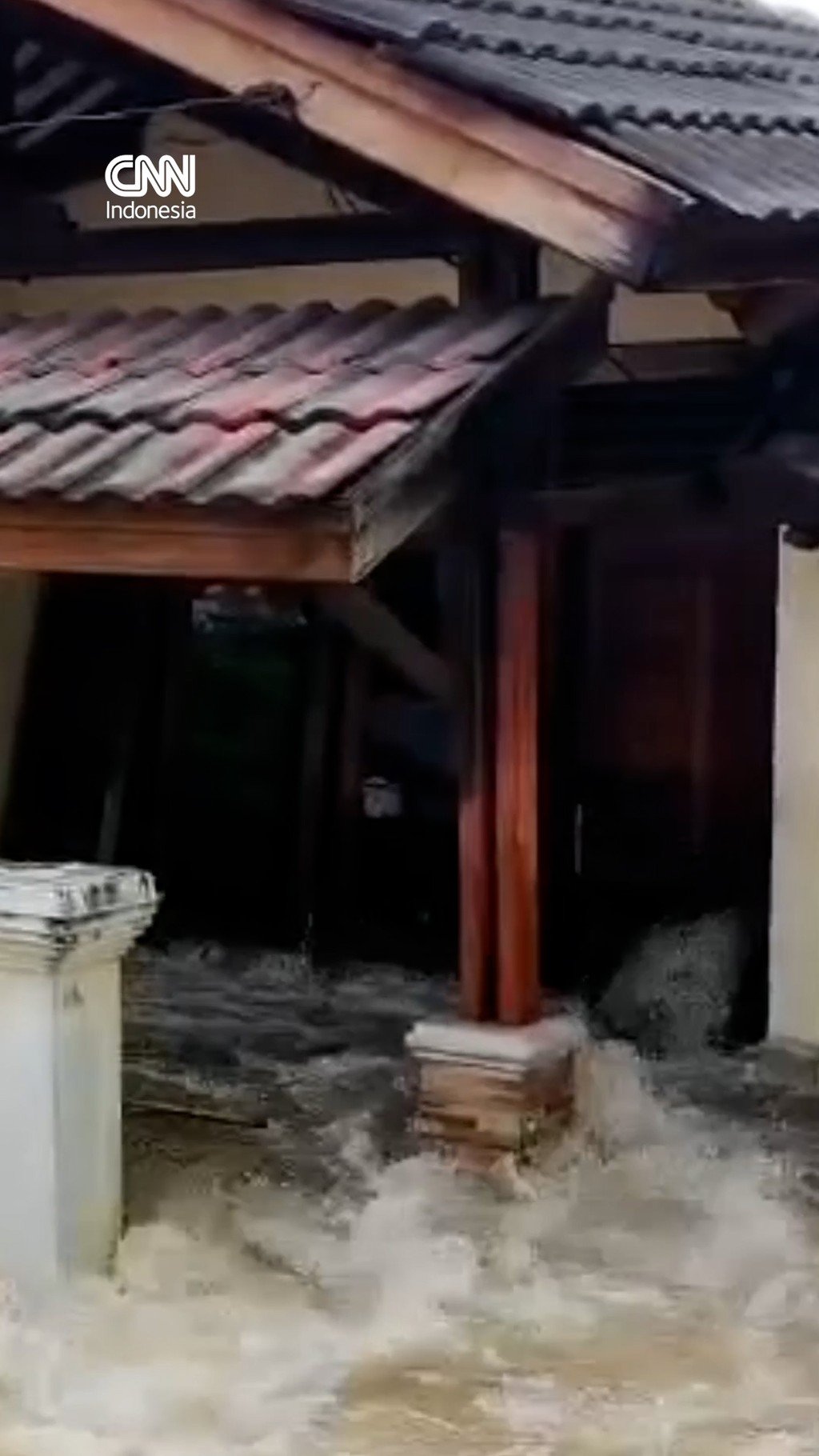 Bencana Banjir Melanda Tangerang Tanggul Kali Angke Jebol Ratusan Rumah