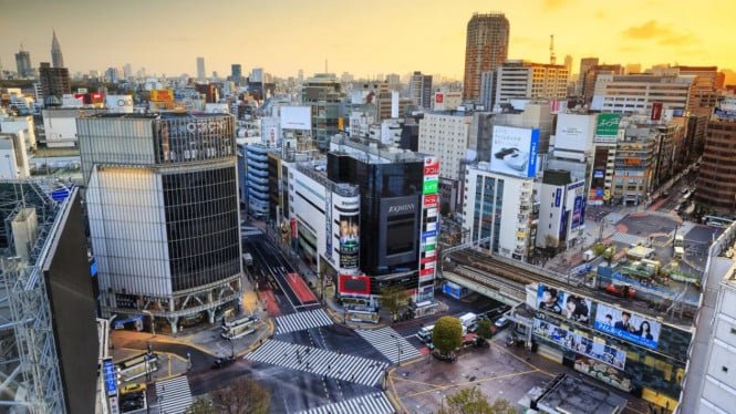 Bursa Asia TerombangAmbing Emas Melampaui US5000 di Tengah Ketegangan Geopolitik