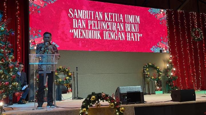 Olly Dondokambey Membangkitkan Semangat Natal Alumando SMA Negeri Manado dengan