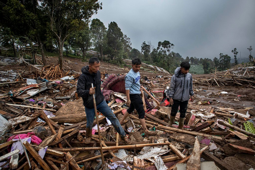 Pencarian Korban Longsor di Cisarua Petualangan Berat Tim SAR di