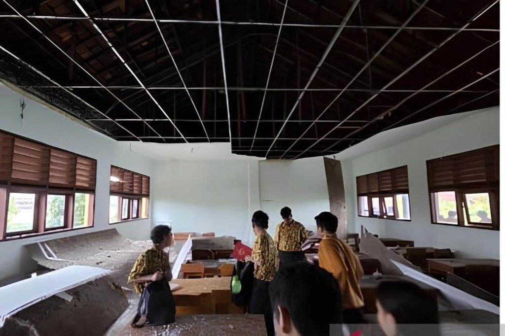Plafon SMA 5 Tangerang Ambruk Akibat Hujan Deras 12 Siswa