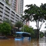 Transjakarta Berhadapan dengan Banjir RuteRute yang Dihentikan dan Dampaknya pada