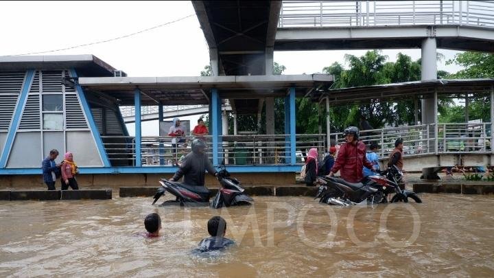 Transjakarta Melakukan Penyesuaian Rute Massal Akibat Banjir dan Proyek Infrastruktur