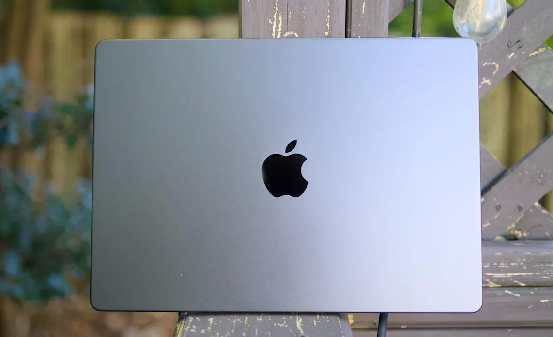 Hasil uji benchmark dan suhu panas pada prototipe produk terbaru untuk peluncuran Apple Event Maret 2026.