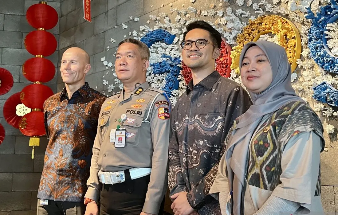 Google Maps navigation interface on a smartphone dashboard showing real-time traffic updates during the 2026 Indonesian Mudik homecoming season.