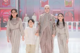 Natasha Rizky dan AnakAnaknya Berjalan di Catwalk Fashion Show Zaskia